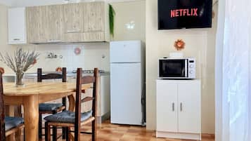 Coffee/tea maker, fridge, microwave, stovetop