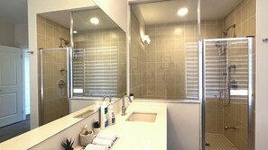 Secador de cabelo, toalhas de banho, sabonete, shampoo