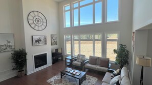 TV connectée, cheminée, baby-foot, table de tennis de table