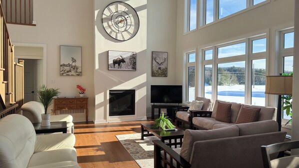 Téléviseur connecté, foyer, table de baby-foot, table de ping-pong