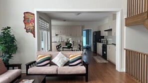 TV connectée, cheminée, baby-foot, table de tennis de table