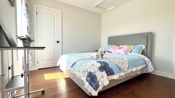 4 bedrooms, desk, iron/ironing board, travel crib