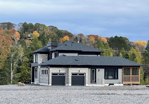 Luxury 3000SQF Muskoka Cottage | Private Retreat | Ski, Beach & Near Algonquin