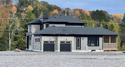 Luxury 3000SQF Muskoka Cottage | Private Retreat | Ski, Beach & Near Algonquin