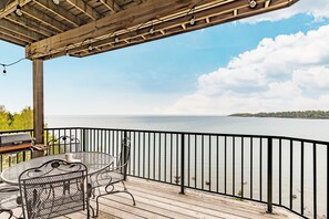 Outdoor dining - Amazing Lake Views | 2BR w/ King Suite | Pools (Two Harbors)