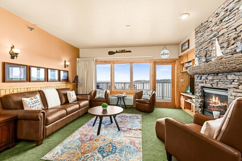 Amazing Lake Views | 1BR w/ King Suite | Pools