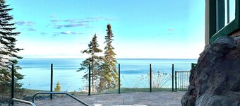 Amazing Lake Views, Studio, 2 Queen Beds & Pools