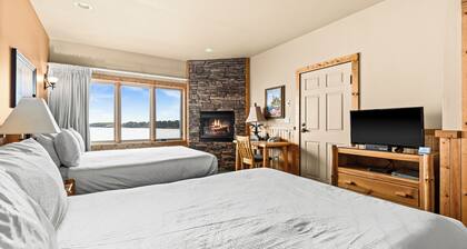 Amazing Lake Views, Studio, 2 Queen Beds & Pools