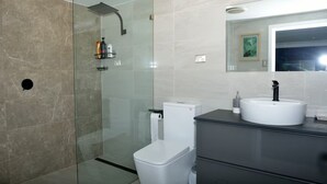 Studio Confort, 1 lit double, cuisine, vue sur la montagne | Salle de bain
