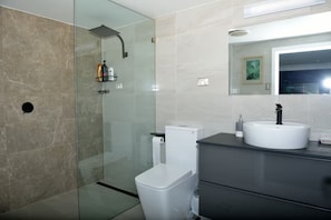 Estudio Confort, 1 cama matrimonial, cocina, vista a la montaña | Baño | Amenidades de baño gratuitas y secadora de cabello