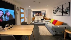 Studio Confort, 1 lit double, cuisine, vue sur la montagne | Aire de séjour