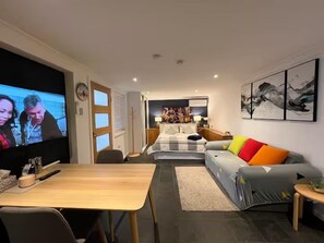 Estudio Confort, 1 cama matrimonial, cocina, vista a la montaña | Área de sala de estar | Consola de videojuegos
