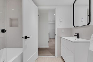 Elite Condo, Balcony | Bathroom - Le Victoria MidTown Montreal (Montréal)
