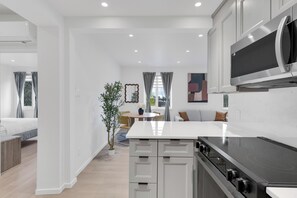 Appartamento Presidenziale, balcone | Cucina privata | Frigorifero con congelatore, microonde, forno, piano cottura