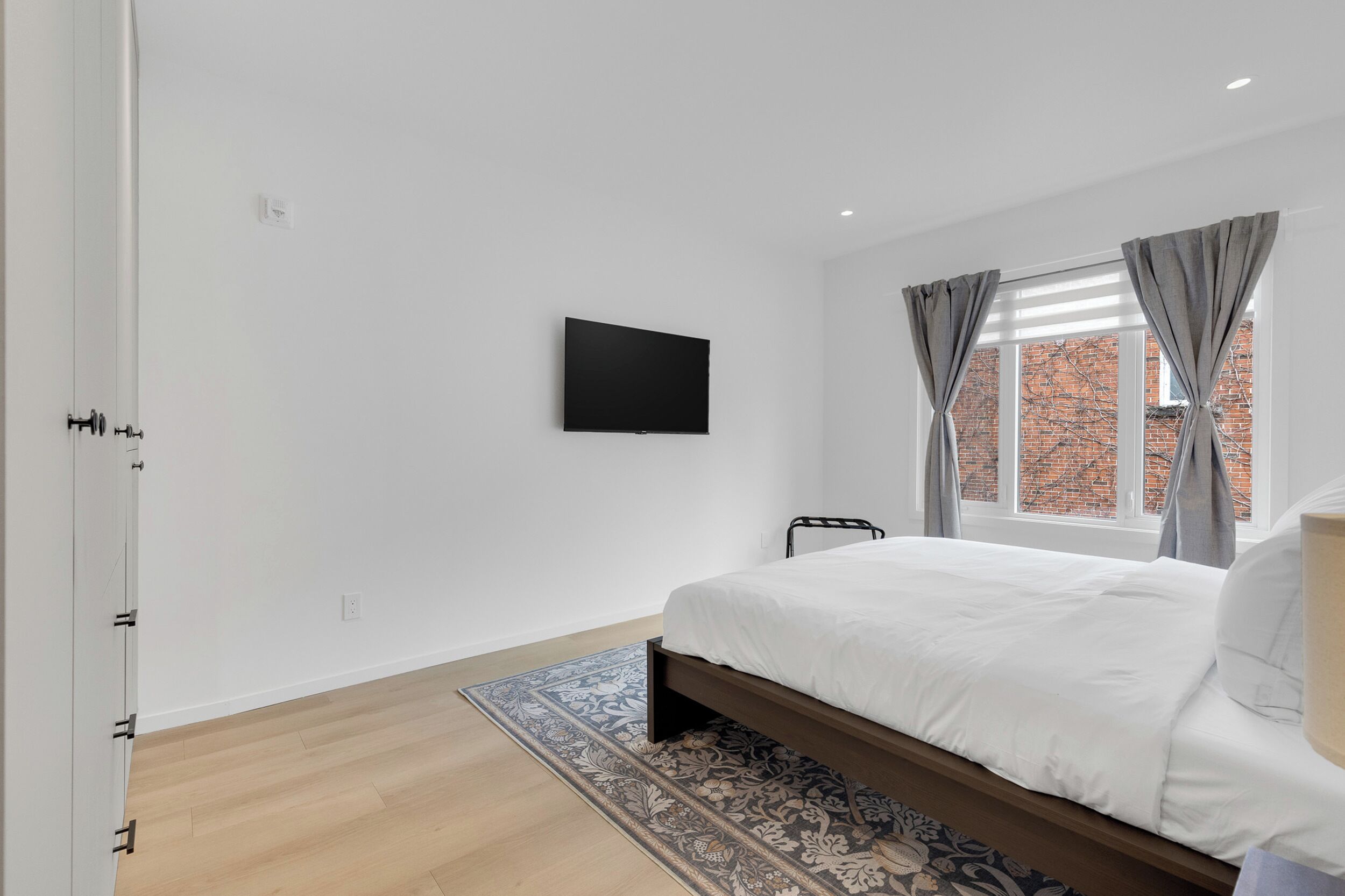 Kondo Deluks, balkon | Kamar mandi | Kombinasi shower/bathtub, pengering rambut, handuk, dan sabun