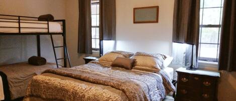 6 bedrooms, iron/ironing board, WiFi, bed sheets