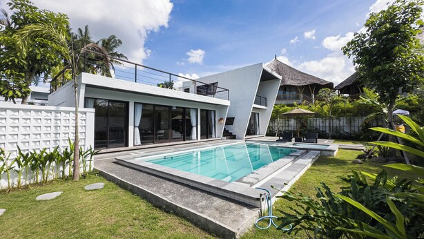 A modern house with a swimming pool, a covered outdoor area, and a garden. - Iri Villas Ubud  (Kemenuh)