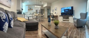 Smart TV - Charming 2-bedroom cottage in Laredo with high-speed WiFi, AC (Laredo)