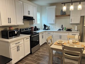 Fridge, microwave, oven, stovetop - Charming 2-bedroom cottage in Laredo with high-speed WiFi, AC (Laredo)