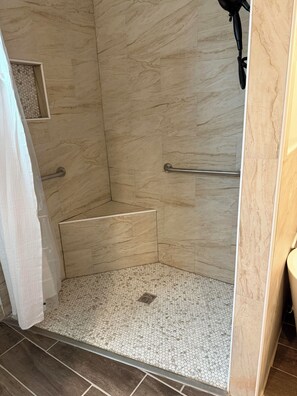 Douche, sèche-cheveux, serviettes fournies, savon