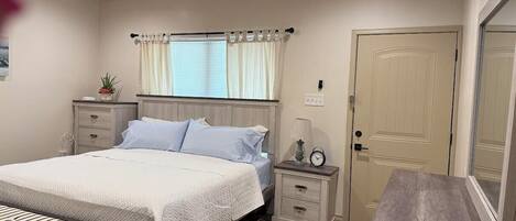 2 Schlafzimmer, Schreibtisch, Bügeleisen/Bügelbrett, Reisekinderbett