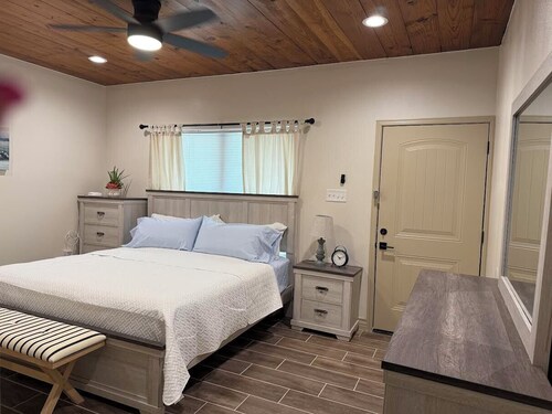 Charming 2-bedroom cottage in Laredo with high-speed WiFi, AC