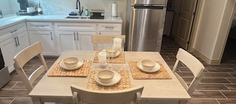 Charming 2-bedroom cottage in Laredo with high-speed WiFi, AC