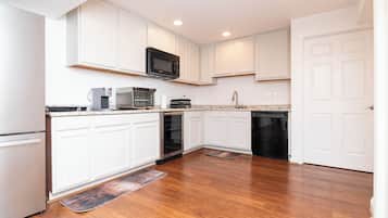 Fridge, microwave, oven, coffee/tea maker