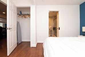 1 habitación, escritorio, tabla de planchar con plancha y ropa de cama 