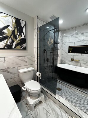 Secadora de cabello, bidet, toallas, jabón 