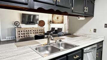 Geladeira, micro-ondas, fogão, cooktop