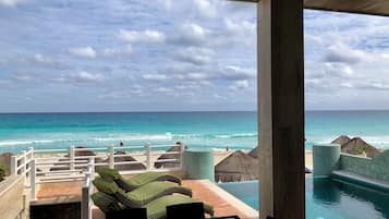 Een buitenzwembad, een verwarmd zwembad