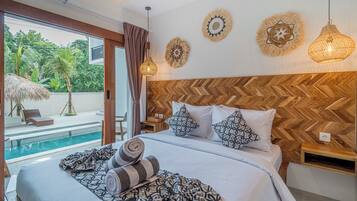 Habitación de hotel con una cama grande, un cabecero de madera en diseño espiga y vistas a la piscina, además de decoración en la pared.