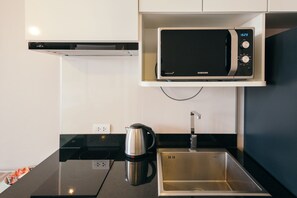 Microwave, stovetop, cookware/dishes/utensils