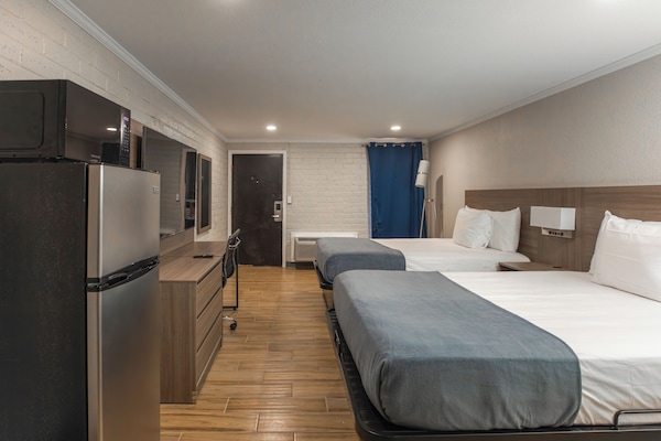 Deluxe Double Room, 2 Queen Beds | Living area