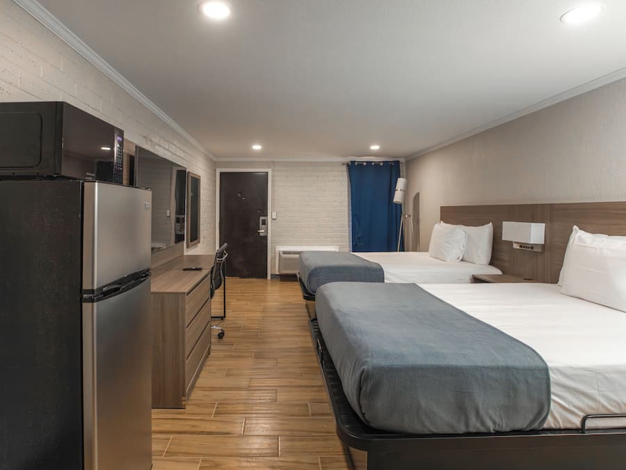 Deluxe Double Room, 2 Queen Beds | Living area