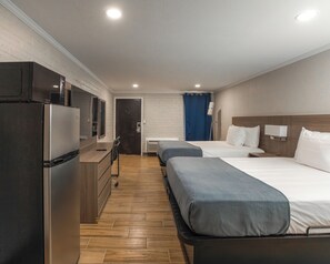 Deluxe Double Room, 2 Queen Beds | Living area