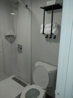 Ducha, toallas, jabón, shampoo