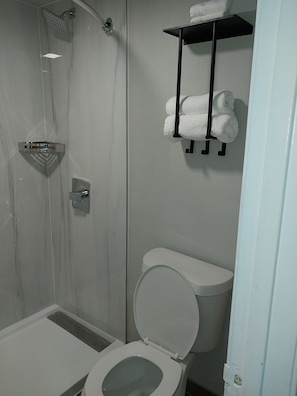 Single Room | Bathroom | Shower, towels, soap, shampoo - Gateway Inn (Graham)