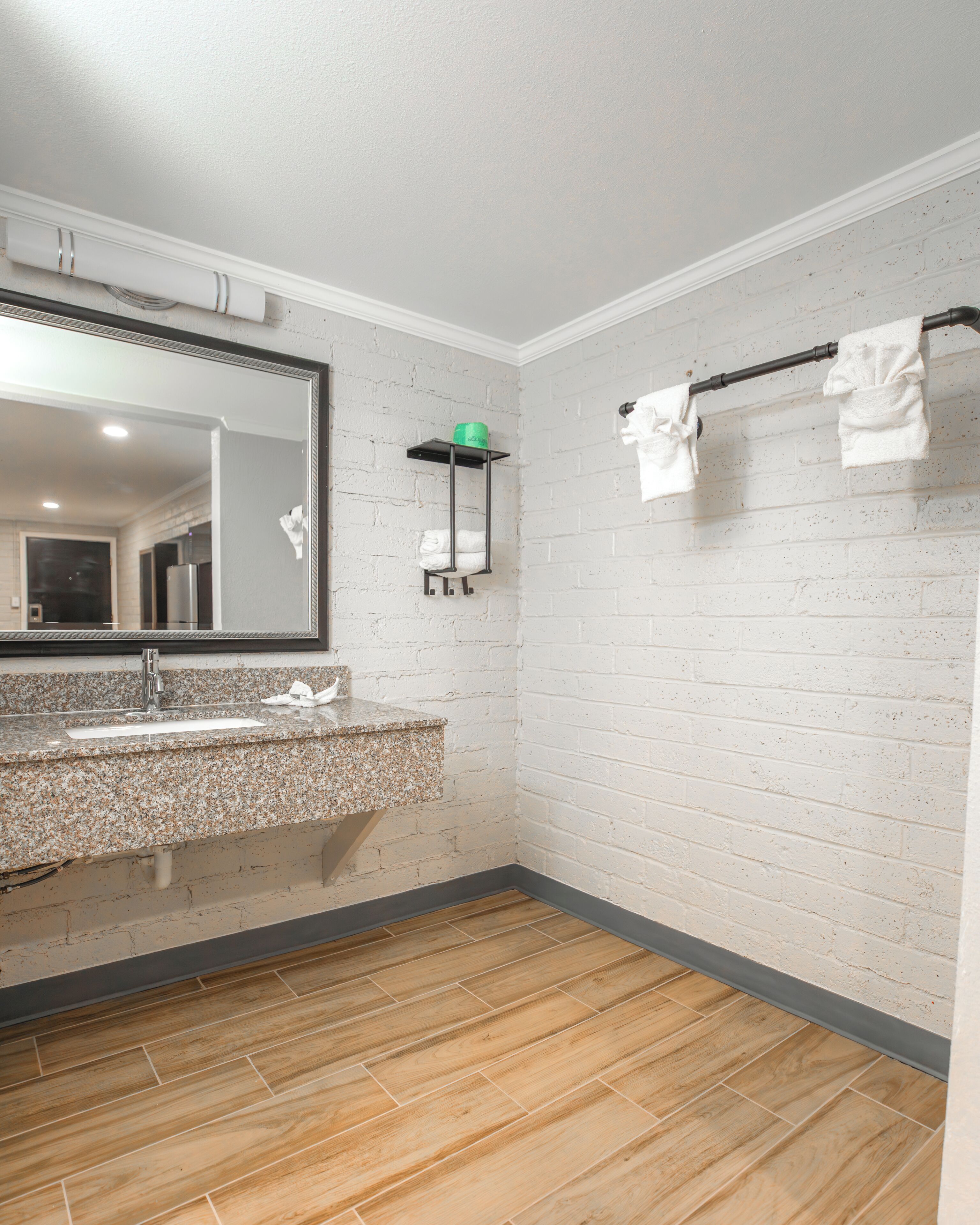 Douche, serviettes fournies, savon, shampoing