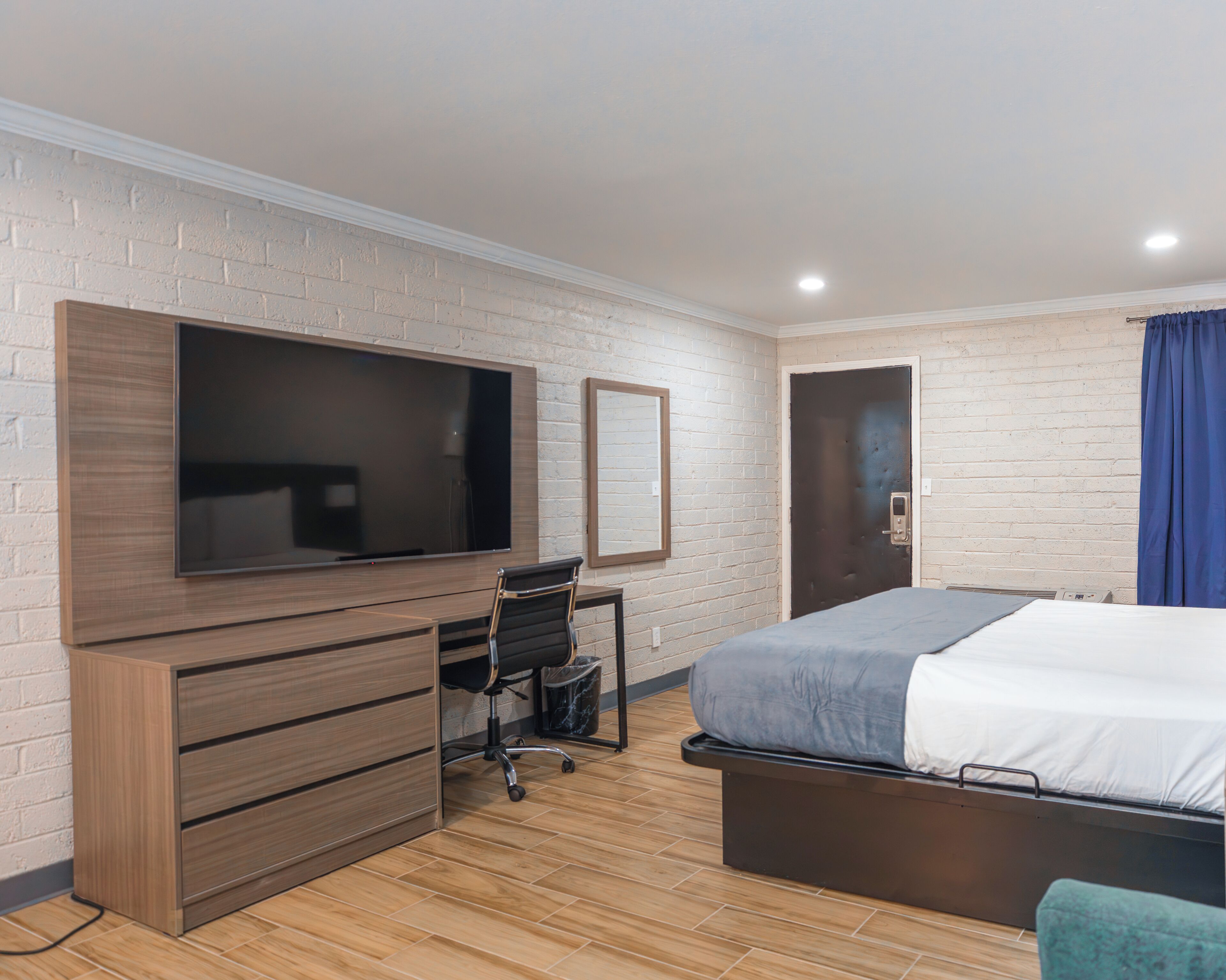 Classic Single Room, 1 Queen Bed | Free WiFi, bed sheets