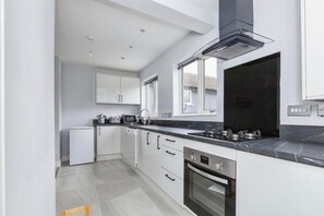 Kjøleskap, mikrobølgeovn, ovn og kokeplater