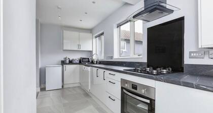 3 Bedroom House- Loughborough-Sleeps 5-FreeParking