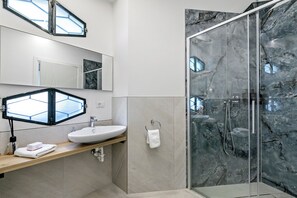 Dusche, Haartrockner, Bidet, Handtücher