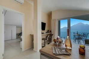 Habitación de hotel moderna con balcón y vistas a un paisaje montañoso.