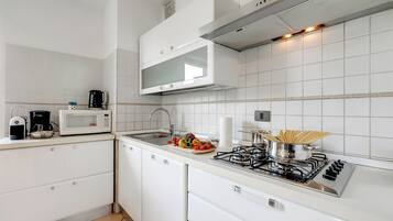 Kühlschrank, Mikrowelle, Ofen, Herdplatte