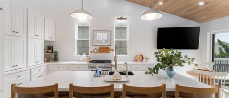 冷蔵庫、電子レンジ、オーブン、コンロ