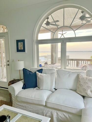 Sandy Beaches-Soundfront/Hot tub/Boatlift/Pets ok