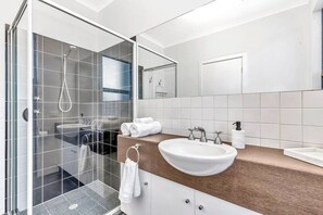 Een douche, een haardroger, handdoeken, zeep