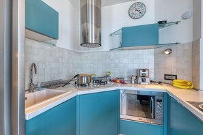 Kühlschrank, Mikrowelle, Herdplatte, Geschirrspüler